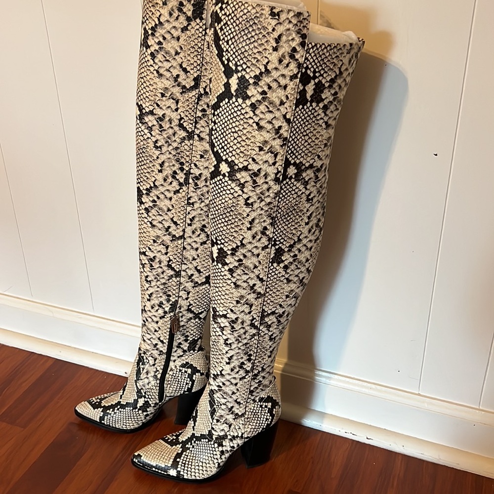 Over the knee Snake print boots✨